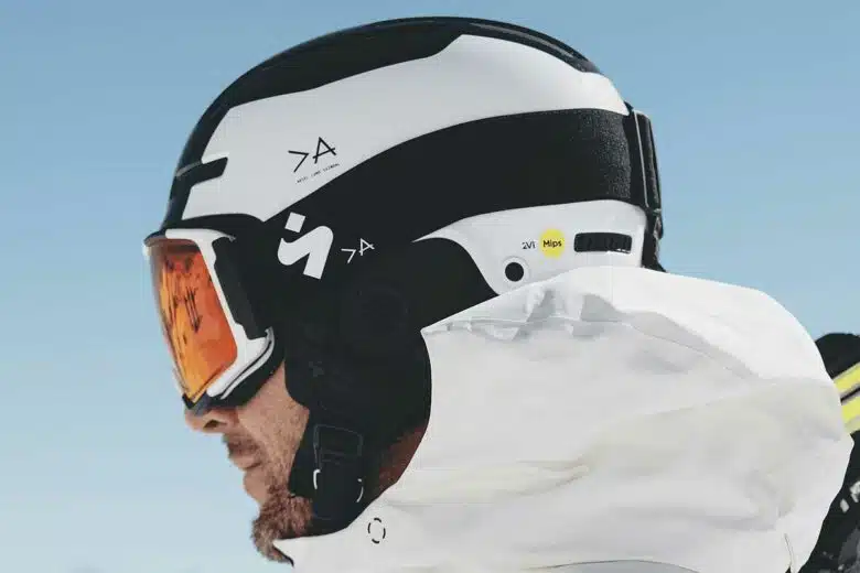 Un skieur portant un casque équipé du système Mips.