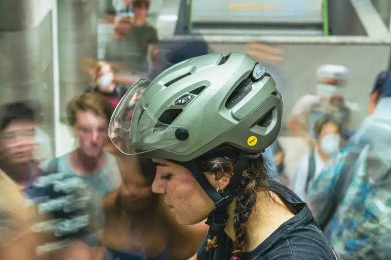 Une femme porte un casque avec un système Mips intégré.