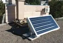 Un chauffe-eau solaire installé sur un toit plat.