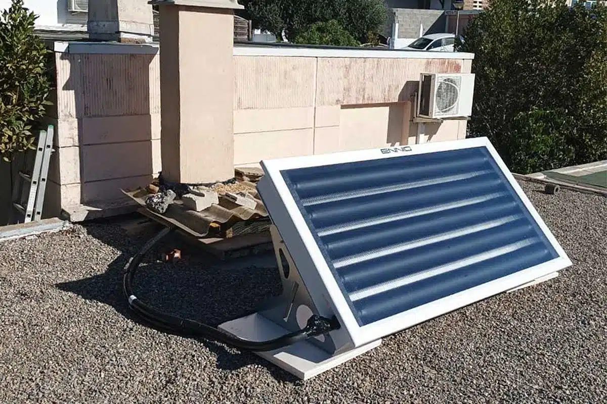 Un chauffe-eau solaire installé sur un toit plat.