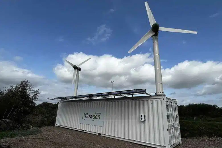 Un conteneur Flowgen équipé d'éoliennes et de panneaux solaires.