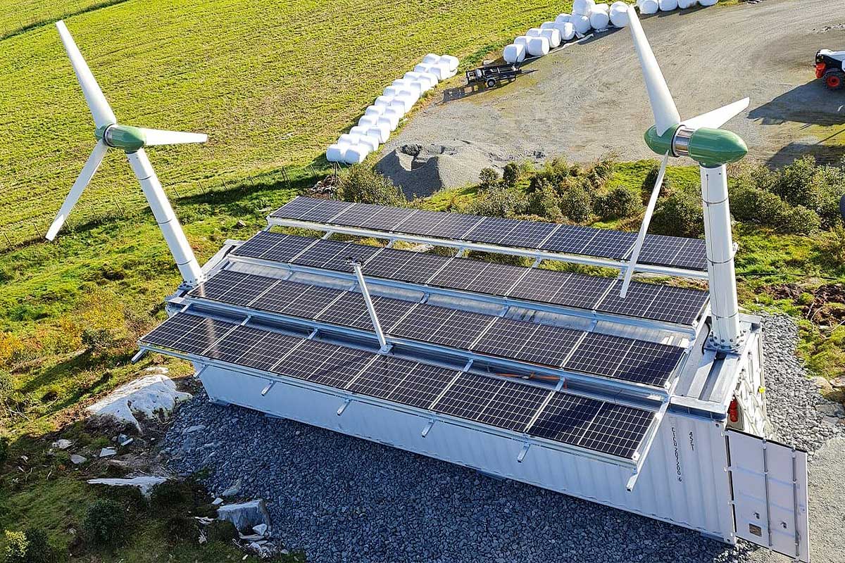 Un conteneur équipé d'éoliennes et de panneaux solaires.