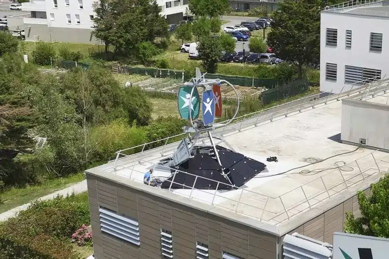 Une éolienne Inergys installée sur le toit d'un immeuble.