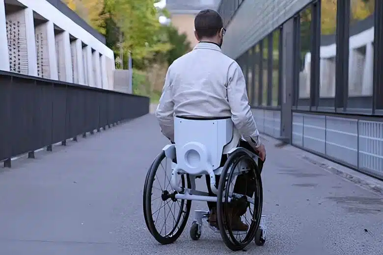 Un homme dans un fauteuil roulant.