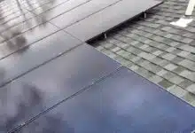 Des panneaux solaires sur une toiture.