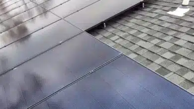 Des panneaux solaires sur une toiture.