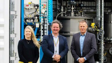 Des dirigeants de Fabrum devant le conteneur avec le liquéfacteur d'hydrogène liquide.