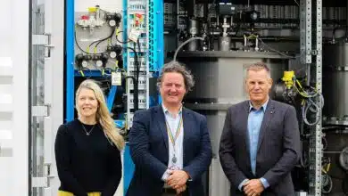 Des dirigeants de Fabrum devant le conteneur avec le liquéfacteur d'hydrogène liquide.