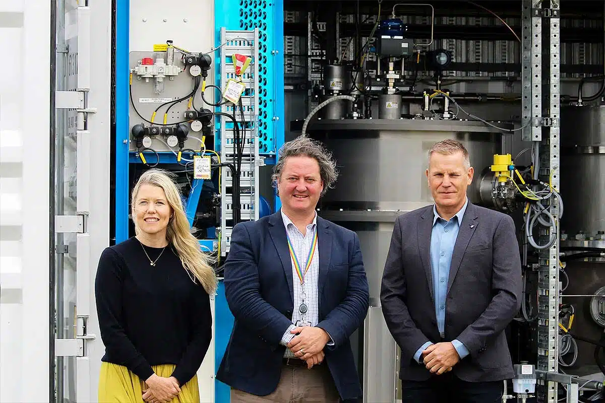 Des dirigeants de Fabrum devant le conteneur avec le liquéfacteur d'hydrogène liquide.