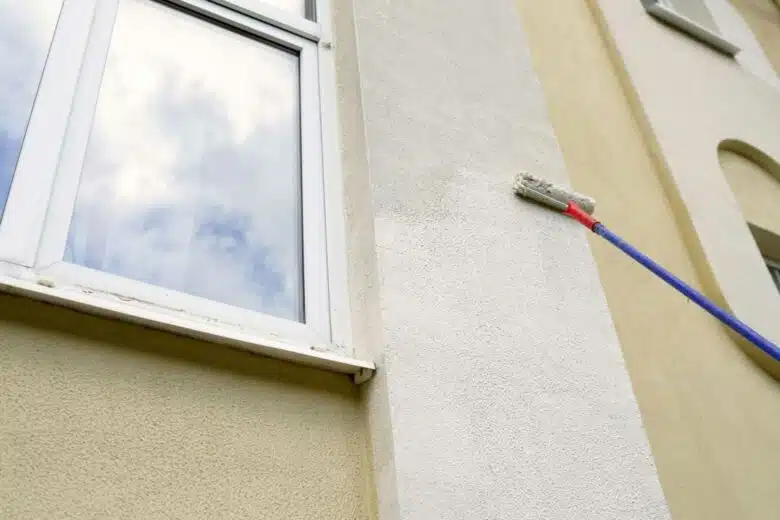 Une peinture thermo isolante appliquée sur une façade.