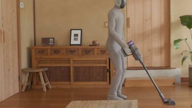 Un robot humanoïde qui passe l'aspirateur.