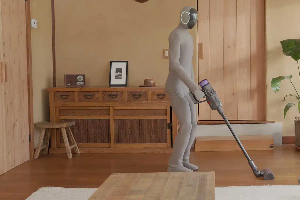 Un robot humanoïde qui passe l'aspirateur.