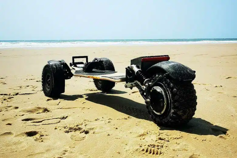 Un skateboard électrique tout terrain sur la plage.