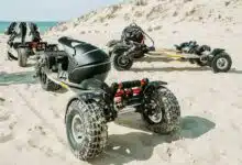 Des skateboards électriques tout terrain sur la plage.