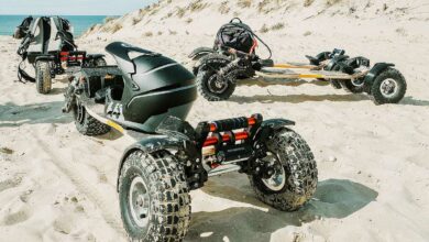 Des skateboards électriques tout terrain sur la plage.