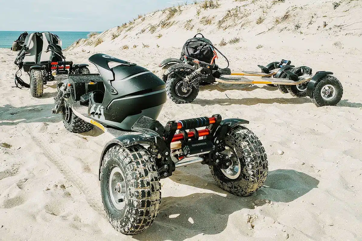 Des skateboards électriques tout terrain sur la plage.