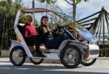 Deux personnes dans un vélomobile Acticycle.