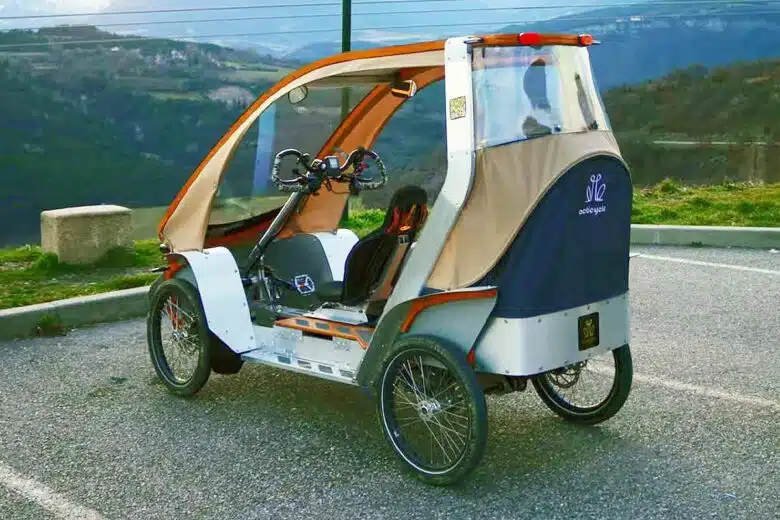 Un Acticycle sur un parking.