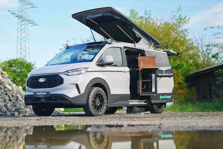 Un Ford transit réaménagé par SpaceCamper.