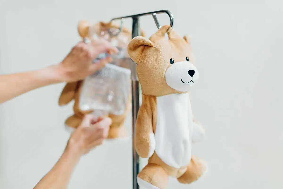 Un ours en peluche qui dissimule les poches de perfusion.