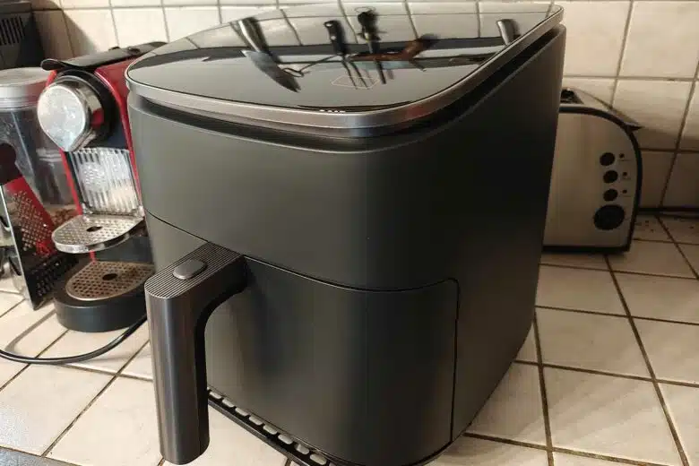 Un airfryer sur un plan de travail dans la cuisine.