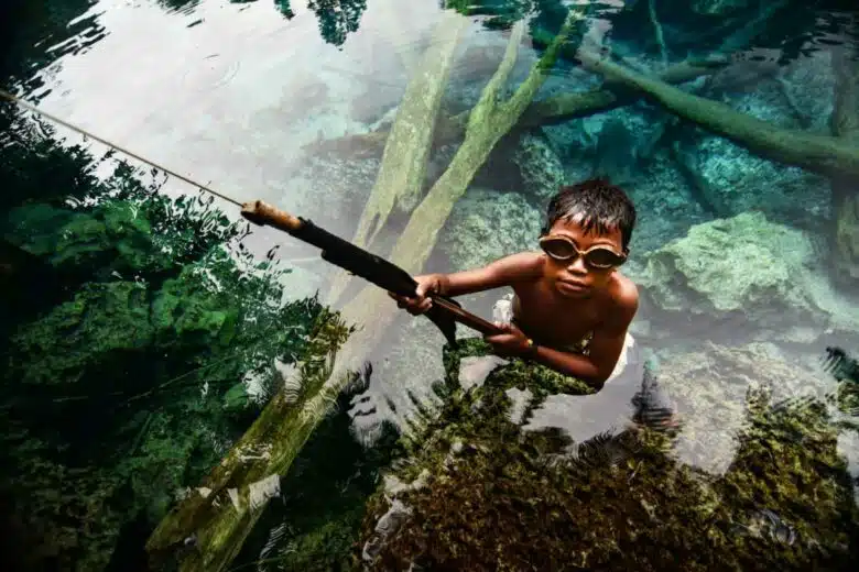 Un enfant Bajau avec un harpon pour la pêche.