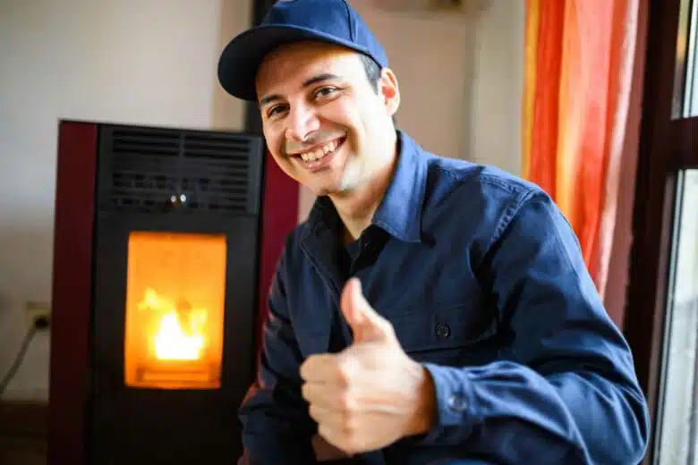 Un technicien devant un poêle à granulés.