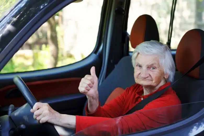 Une personne agée au volant.