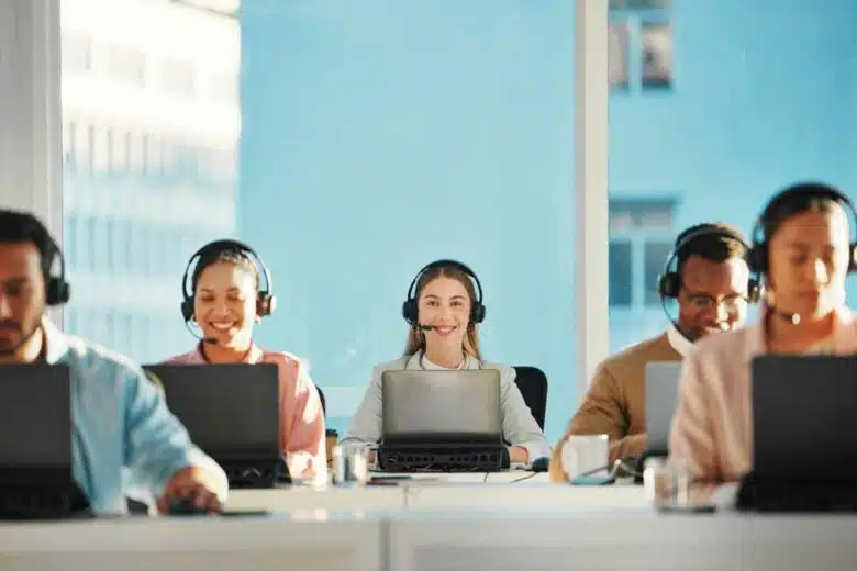 Une centrale d'appel avec des téléopérateurs.