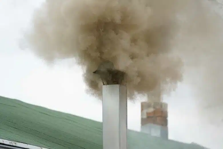 Une cheminée rejetant anormalement de la fumée.