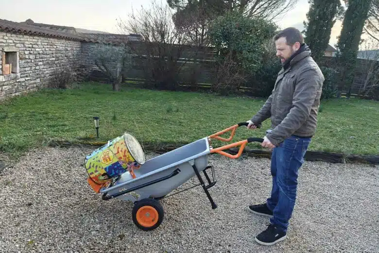 Le transport du bac de croquette de mon chien.