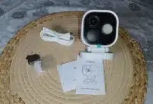 Déballage de l'Aqara G5 Pro – La caméra et ses accessoires : câble d’alimentation, support de fixation et manuel d’installation.