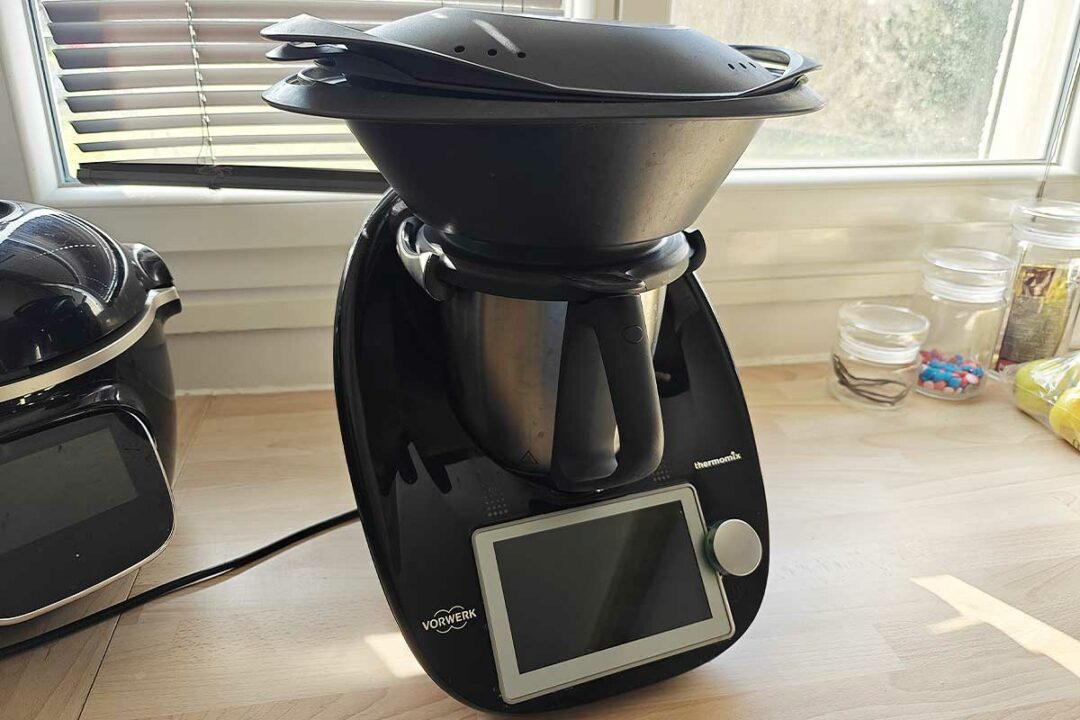 Un Thermomix TM6 sur un plan de travail.