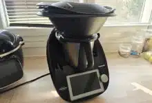 Un Thermomix TM6 sur un plan de travail.