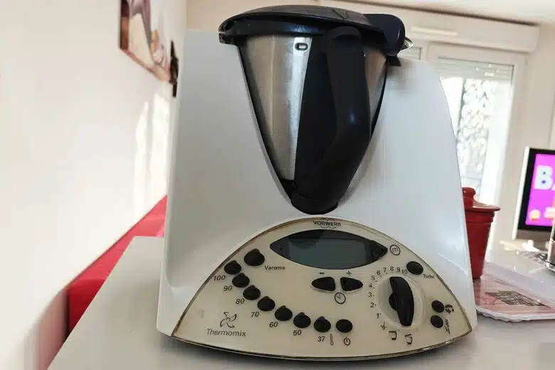 Un Thermomix TM31 dans une cuisine.