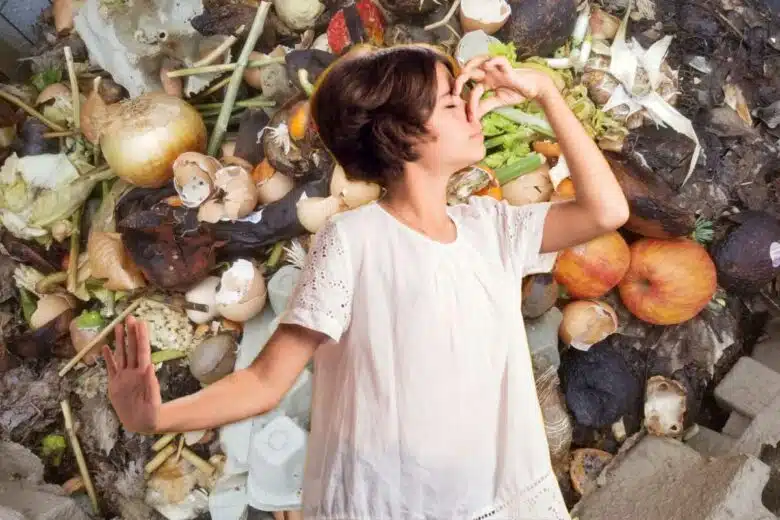 Une femme répugnée par l'odeur du compost.