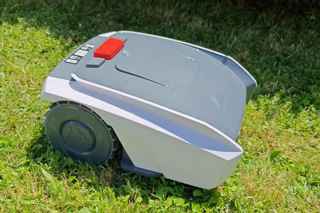 Un robot tondeuse s'occupe du jardin.