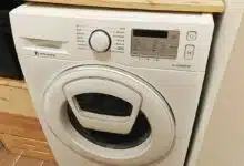 Un lave-linge dans une buanderie.