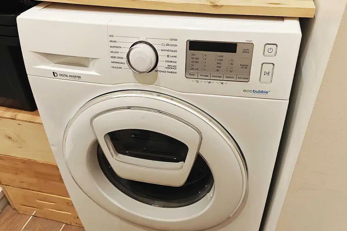 Un lave-linge dans une buanderie.