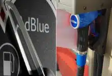 Réservoir d'AdBlue vide et pompe de station service.