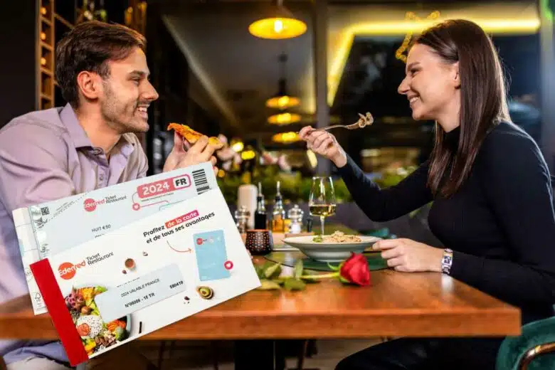 Un couple mange au restaurant et va utiliser des tickets resto.