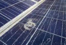 Un panneau solaire brisé avec un impact de grêlon.