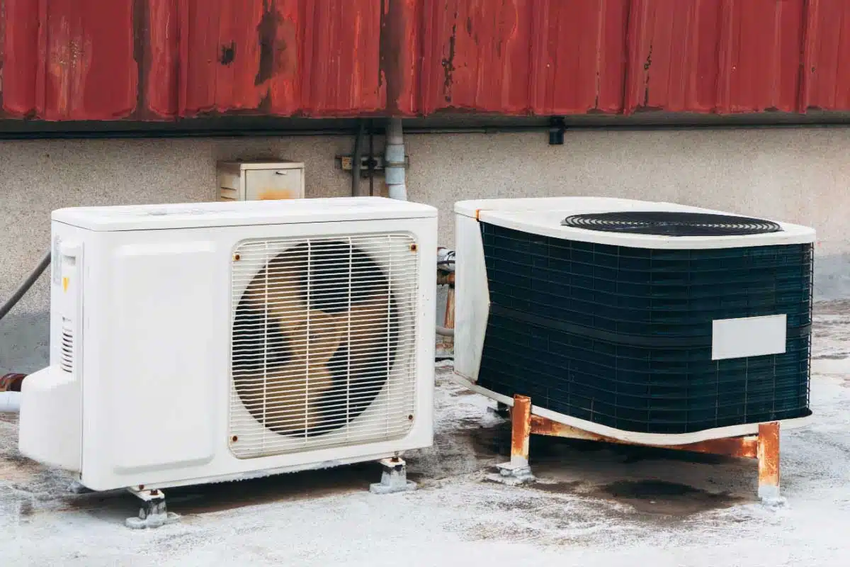 Deux pompes à chaleur sur le toit d'un bâtiment.