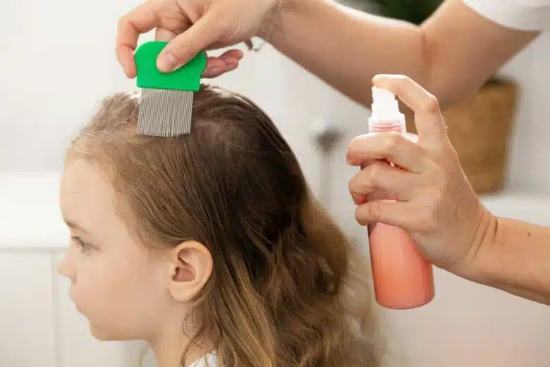 Une femme traite les cheveux de son enfant et tente de retirer les poux avec un peigne spécial.