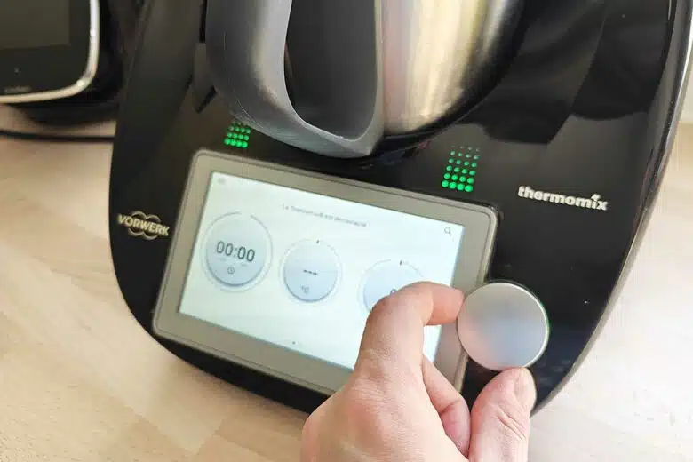 Une personne utilise un Thermomix.