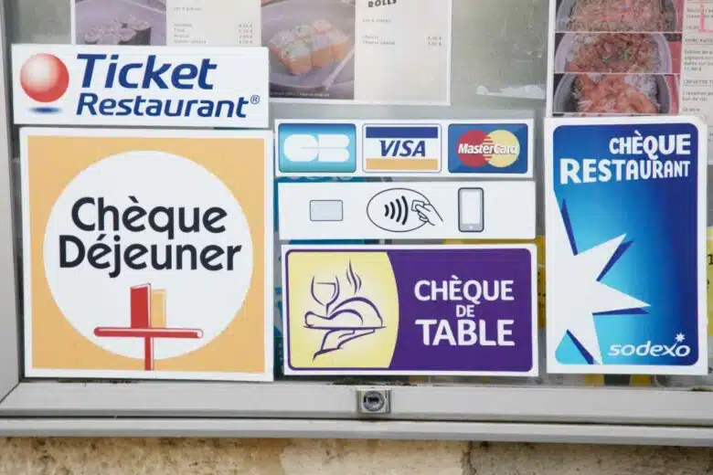 Une vitrine d'un établissement acceptant plusieurs titres restaurant différents.