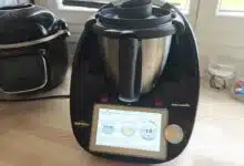 Un Thermomix TM6 sur un plan de travail.