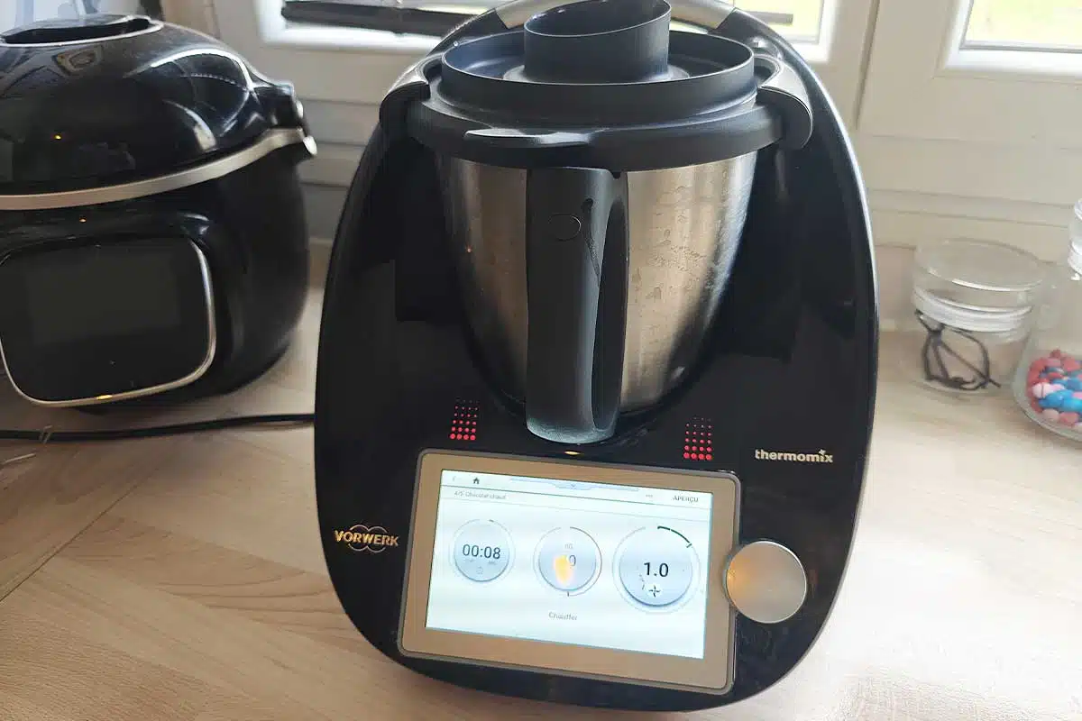 Un Thermomix TM6 sur un plan de travail.