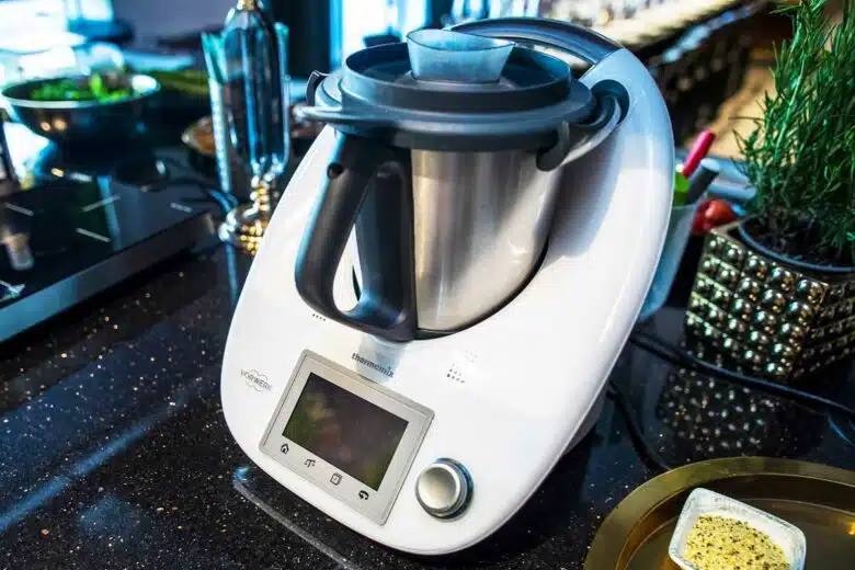 Un Thermomix TM5 sur un plan de travail.