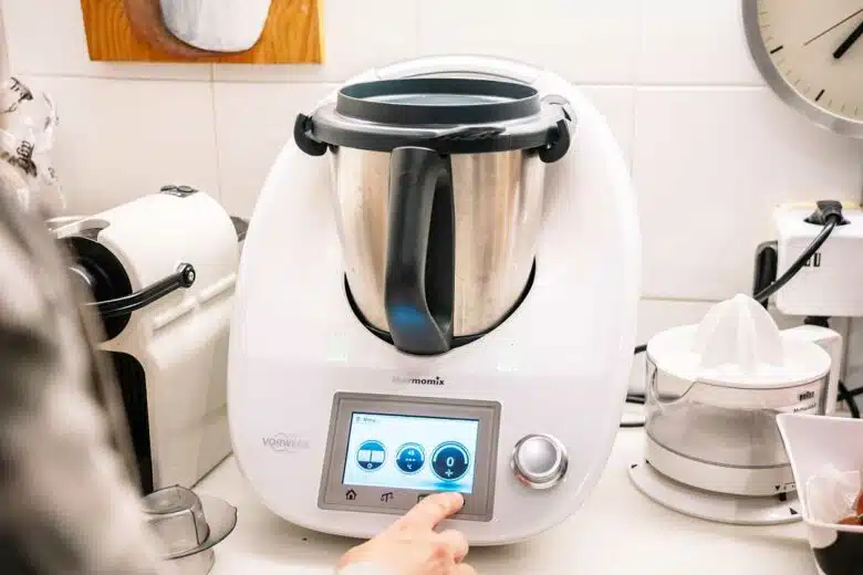 Une personne utilise un Thermomix TM5.